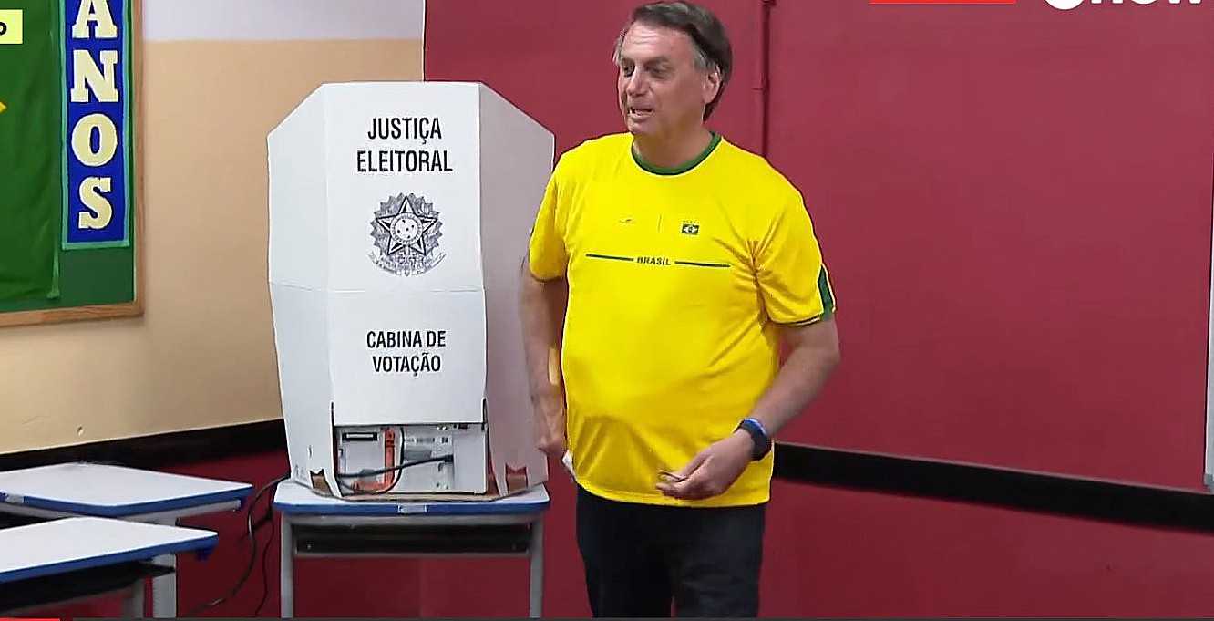 O presidente e candidato à reeleição Jair Bolsonaro vota na Escola Municipal Rosa da Fonseca, na Vila Militar — Foto: Reprodução / TV Globo