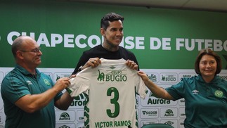 O zagueiro Victor Ramos, da Chapecoense, é um dos alvos da Operação Penalidade Máxima II — Foto: Reprodução/Instagram