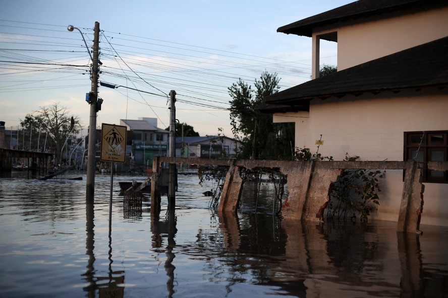 Rua alagada na cidade de Eldorado, no Rio Grande do Sul