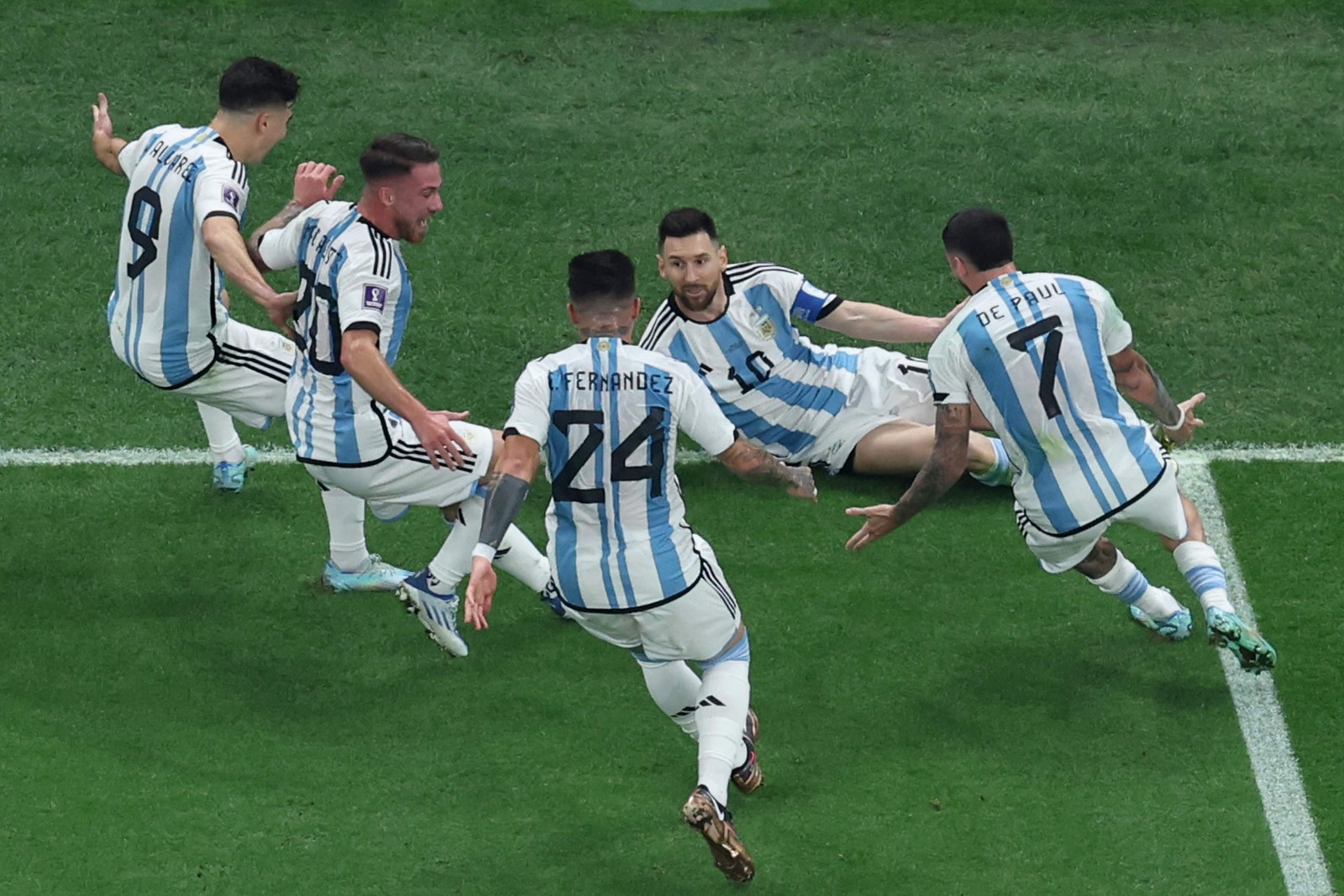 Messi comemora com os companheiros de equipe depois de marcar o primeiro gol — Foto: Giuseppe CACACE / AFP