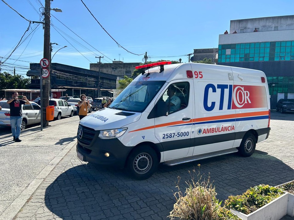 A ambulância na qual a menina foi transferida — Foto: Lucas Guimarães/Agência O Globo