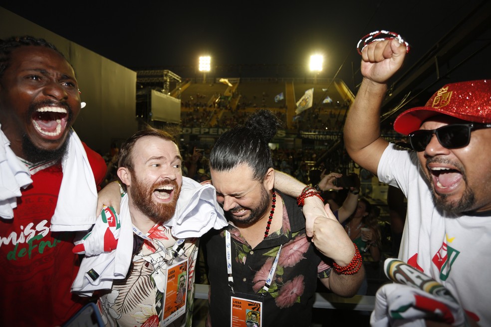 Os jovens carnavalescos Leonardo Bora e Gabriel Haddad (no meio) na comemoração do título inédito da Grande Rio, em 2022 — Foto: Fábio Rossi / Agência O Globo