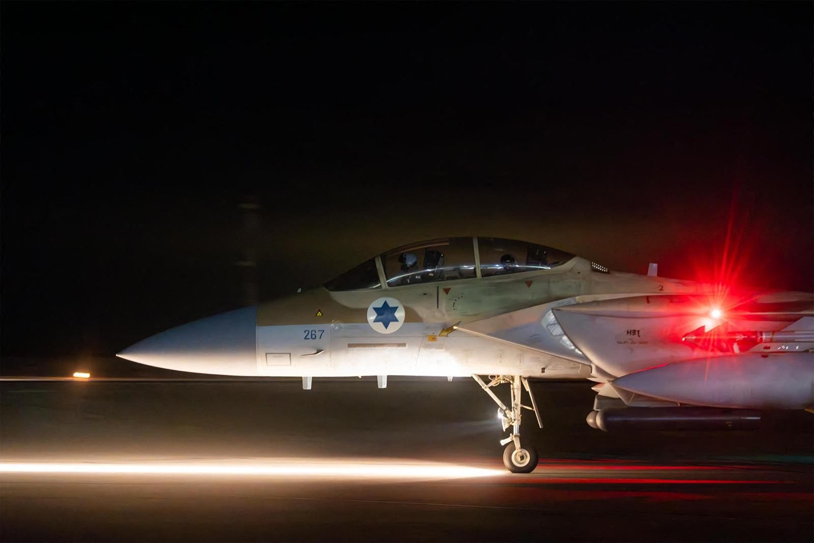 Em foto divulgada pelo Exército israelense, um avião de combate da Força Aérea Israelense em um campo de aviação não revelado, supostamente após uma missão para interceptar ameaças aéreas. — Foto: Exército Israelense / AFP