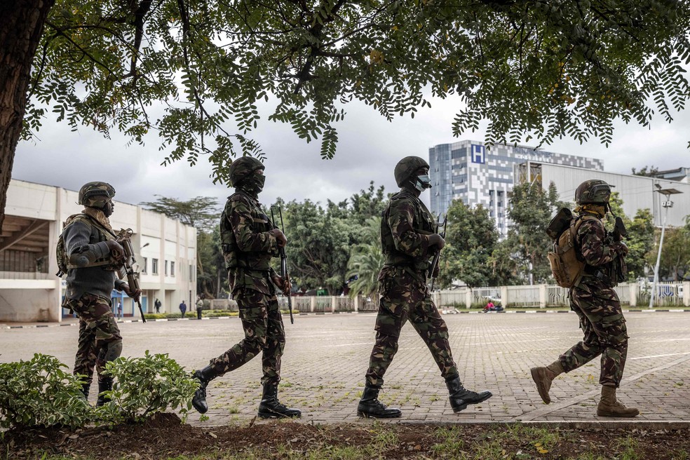 Soldados quenianos mobilizados na capital, Nairóbi — Foto: Luis Tato/AFP