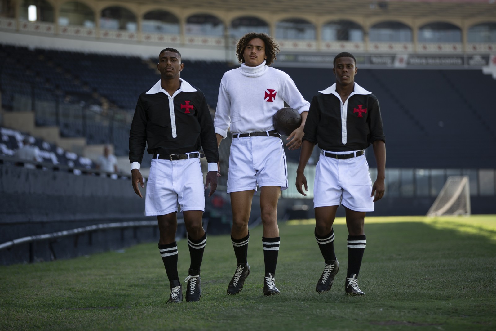 Jogadores do sub-20 vestiram réplicas dos uniformes dos Camisas Negras — Foto: Alexandre Cassiano