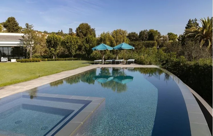 Piscina em área externa na mansão de Jennifer Lopez e Ben Affleck — Foto: Divulgação