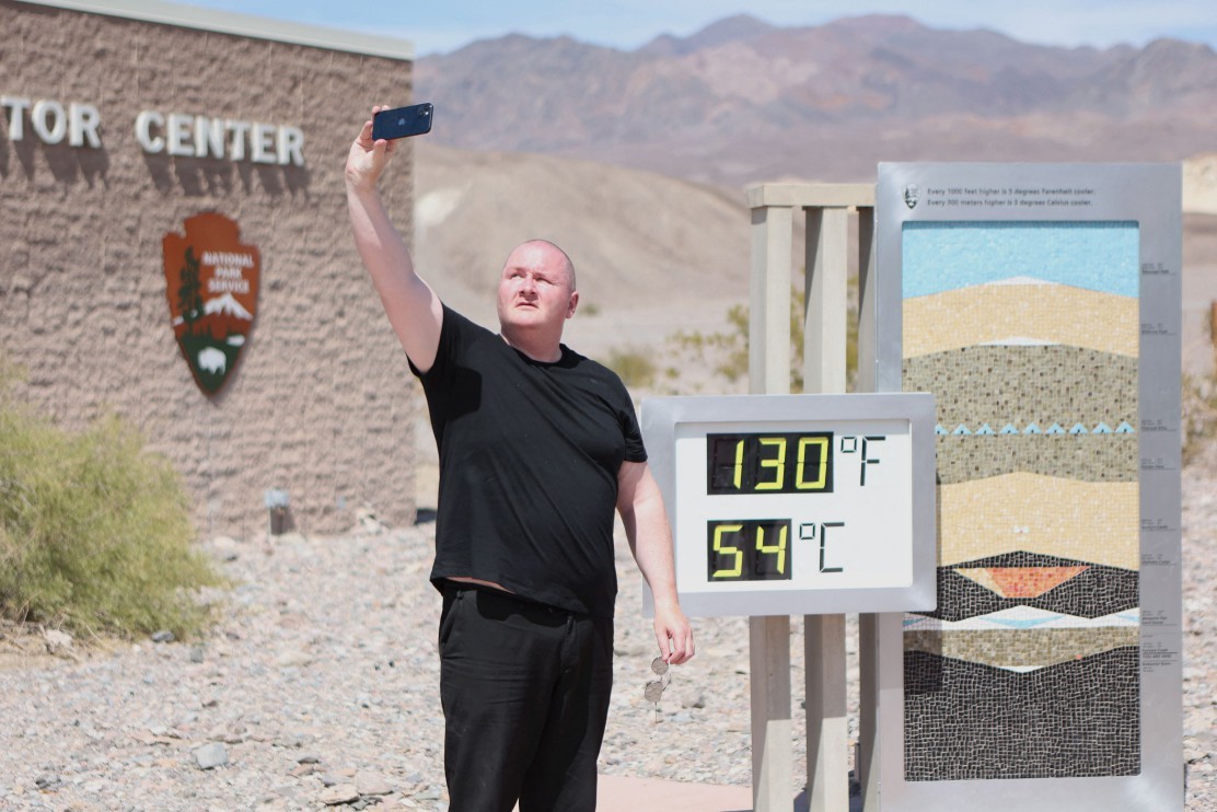 Turistas enfrentam calor de acima de 50ºC no Vale da Morte, nos EUA — Foto: Ronda Churchill/AFP