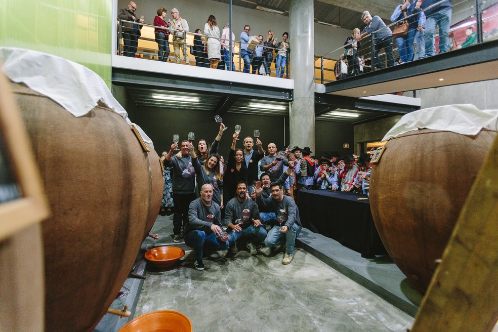 Visitantes e produtores no Amphora Wine Day — Foto: Divulgação