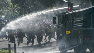 O Equador se recusou na quarta-feira a encerrar seu estado de emergência alegando suposto desaparecimento de 18 policiais na região leste da Amazônia. Duas pessoas morreram em confrontos com a polícia até agora — Foto: RODRIGO BUENDIA / AFP