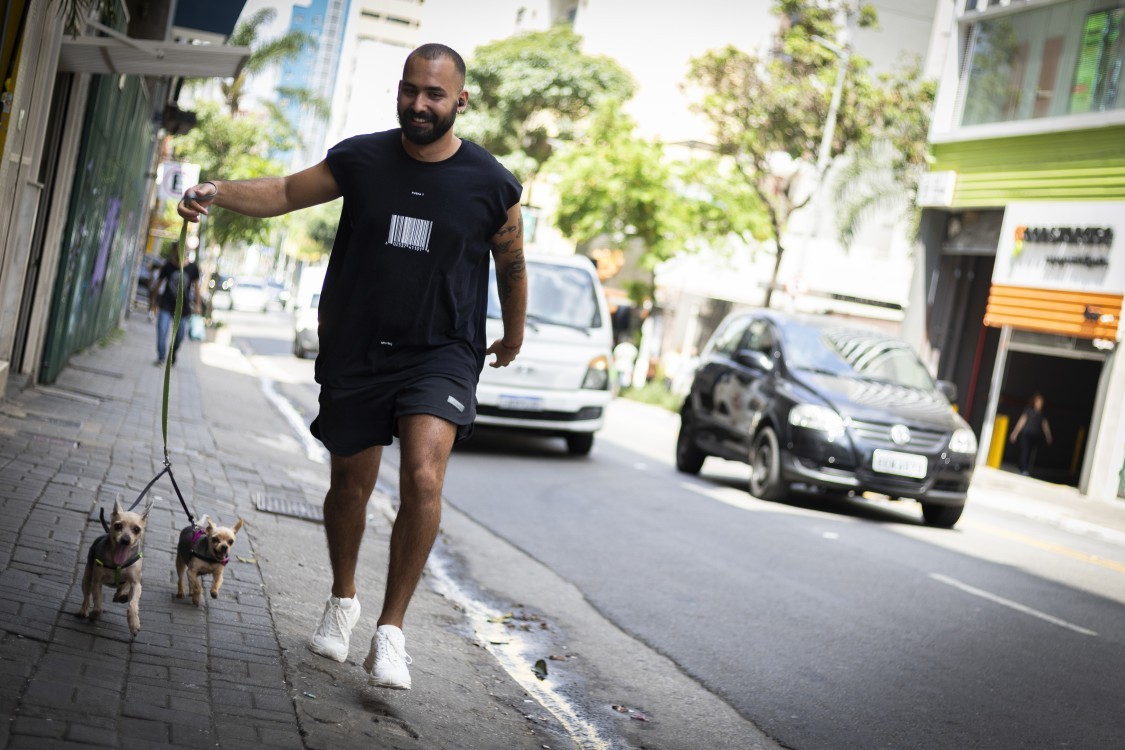 Na Rua Augusta, dono retorna com dupla do Petshop: tosa para refrescar do calor — Foto: Maria Isabel Oliveira / Agência O Globo.