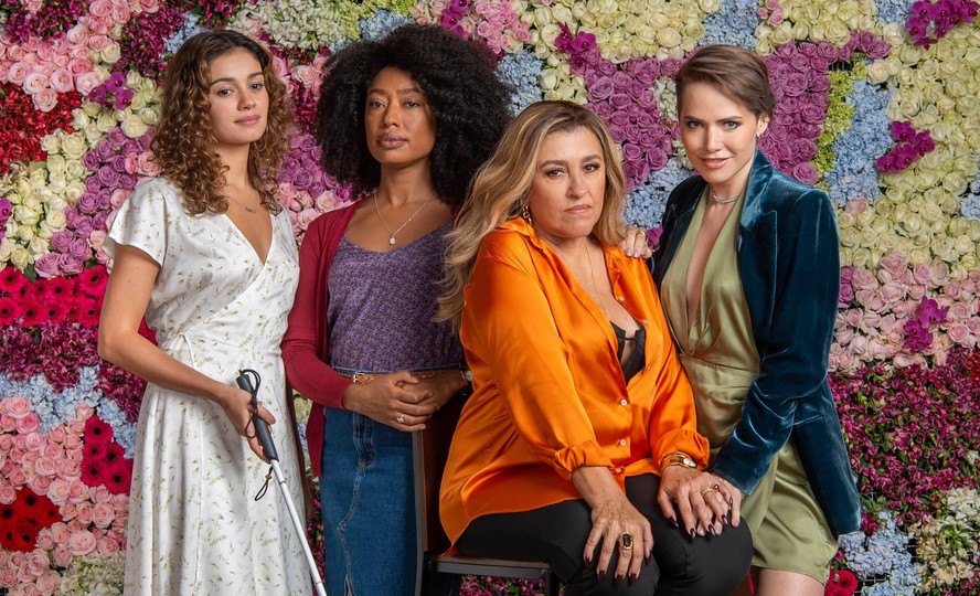 Da esquerda para a direita, Sophie Charlotte, Mariana Nunes, Regina Casé e Letícia Colin, protagonistas da novela 'Todas as flores'