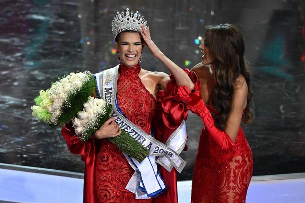 Ileana Márquez, representante do estado venezuelano do Amazonas, é coroada pela Miss Venezuela 2022 Diana Silva durante o concurso de beleza Miss Venezuela 2023, em Caracas, nesta quinta-feira