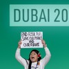 Jovem protesta durante COP28, em Dubai: em 31 anos de cúpulas do clima, não foi apresentada ação contundente voltada para crianças - Anthony Fleyhan