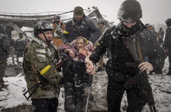“Mulheres ucranianas no meio da guerra”, de Emin Sansar. Na imagem, uma mulher ucraniana idosa é resgatada — Foto: Emin Sansar/Siena International Photo Awards
