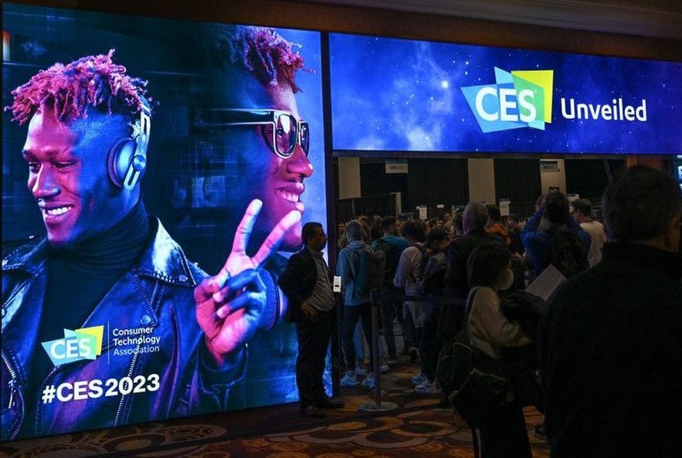 Público começa a chegar para participar do CES Unveiled antes da abertura oficial da Consumer Electronics Show (CES), que acontece na quinta-feira — Foto:  Robyn Beck/AFP