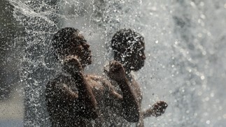 Parque de Madureira virou point para quem quer se refrescar do calor sem ir à praia — Foto: Gabriel de Paiva/Agência O Globo