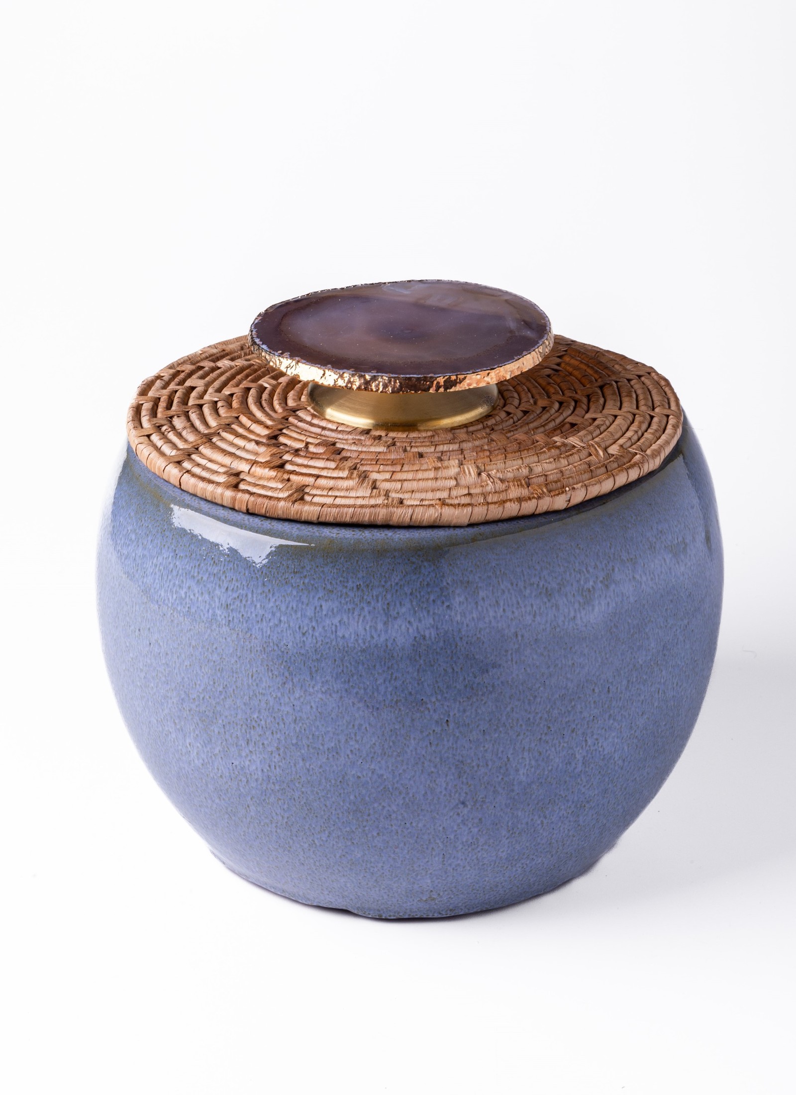 Cachepot azul de ágata e palha (R$ 1.213) na Laviz Home (laviz.com.br) — Foto: Divulgação