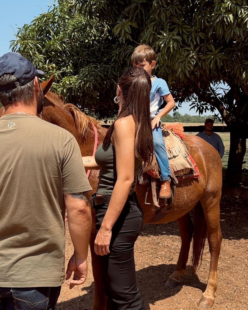 Rafa Kalimann e o sobrinho Gabriel, andando a cavalo — Foto: Reprodução/Instagram