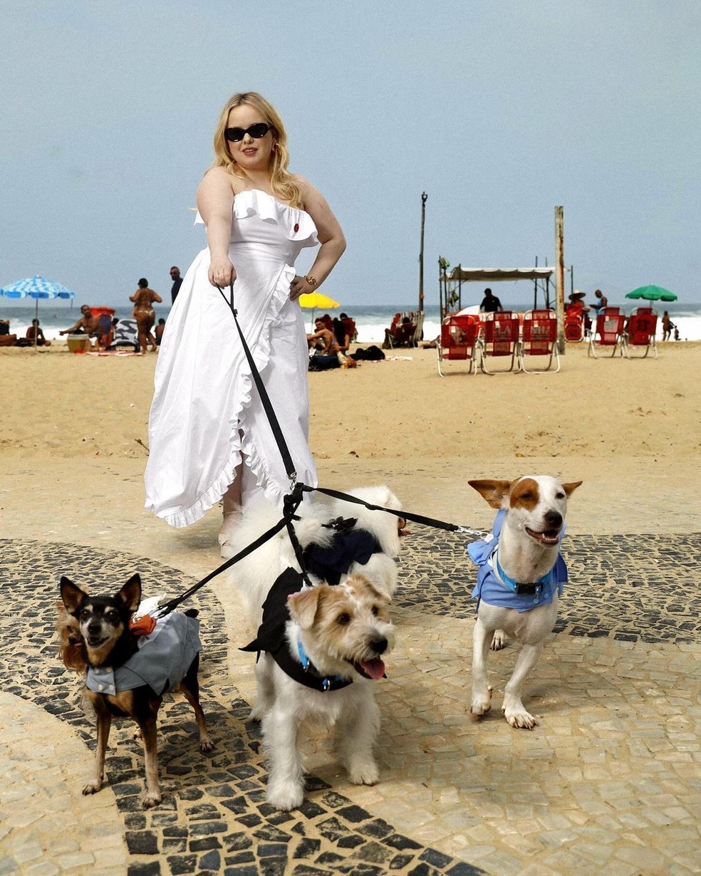 Atriz da série Brigerton, Nicola Coughlan (que dá vida à personagem Penelope Featherington) passeando com cachorros para divulgar a nova temporada da série — Foto: Divulgação