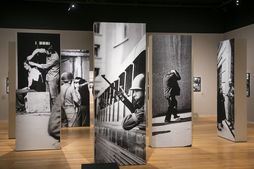 Totens com fotos de Evandro Teixeira durante os dias que passou no Chile, em 1973, registrando a brutalidade daquele tempo