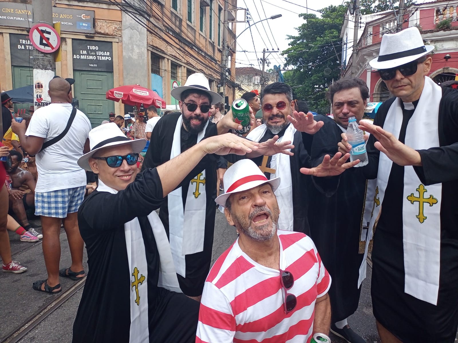 Grupo de foliões distribui bênçãos no Céu Na Terra — Foto: Custódio Coimbra / Agência O Globo