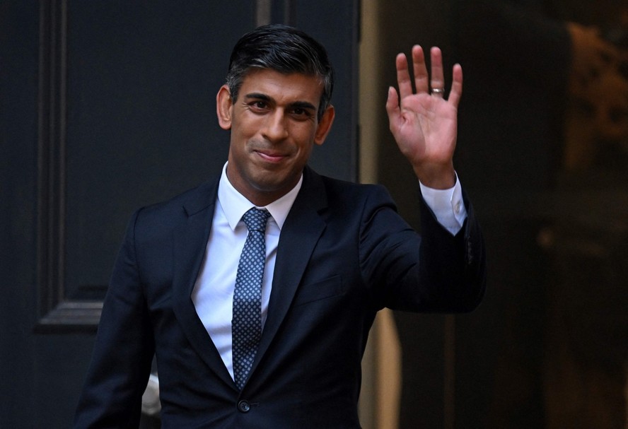 Rishi Sunak, novo líder do Partido Conservador britânico, acena para correligionários após ser escolhido para substituir Liz Truss