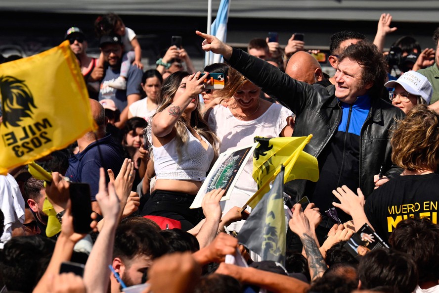 Candidato da extrema direita à Presidência da Argentina, Javier Milei, durante encontro com eleitores em Lomas de Zamora