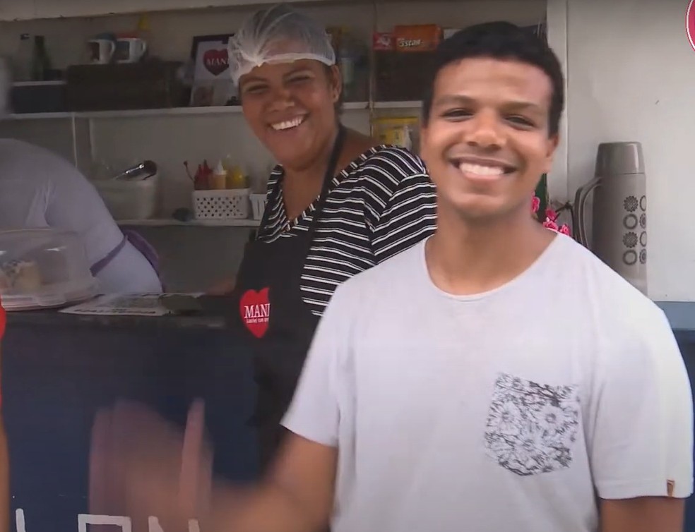 Caio ao lado de Mani Rego, mulher de Davi, do "BBB 24" — Foto: Reprodução/Youtube