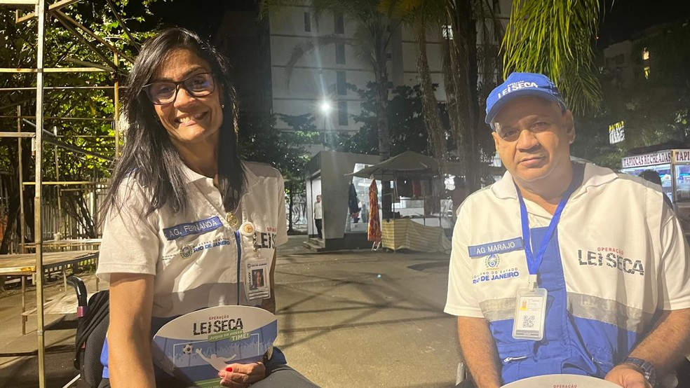 Agentes da Lei Seca, Fernanda e Marajó durante ação na Praça Nelson Mandela, em Botafogo — Foto: João Vitor Costa / Agência O Globo