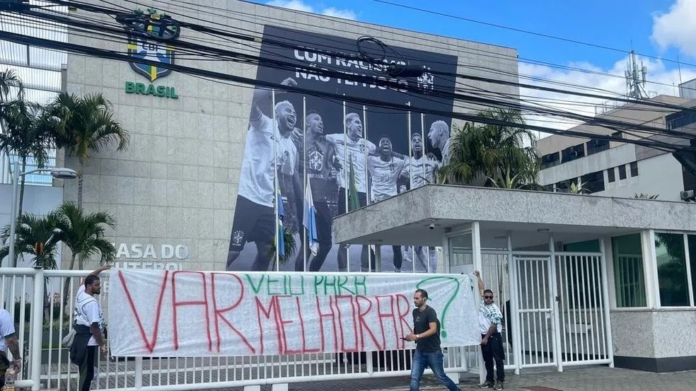 Organizada do Palmeiras protesta contra arbitragem — Foto: Reprodução