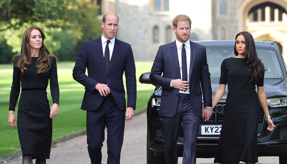 Estranhados há anos, príncipes William e Harry, e suas esposas Kate e Meghan, apareceram juntos neste sábado no Castelo de Windsor. — Foto: Chris Jackson / POOL / AFP