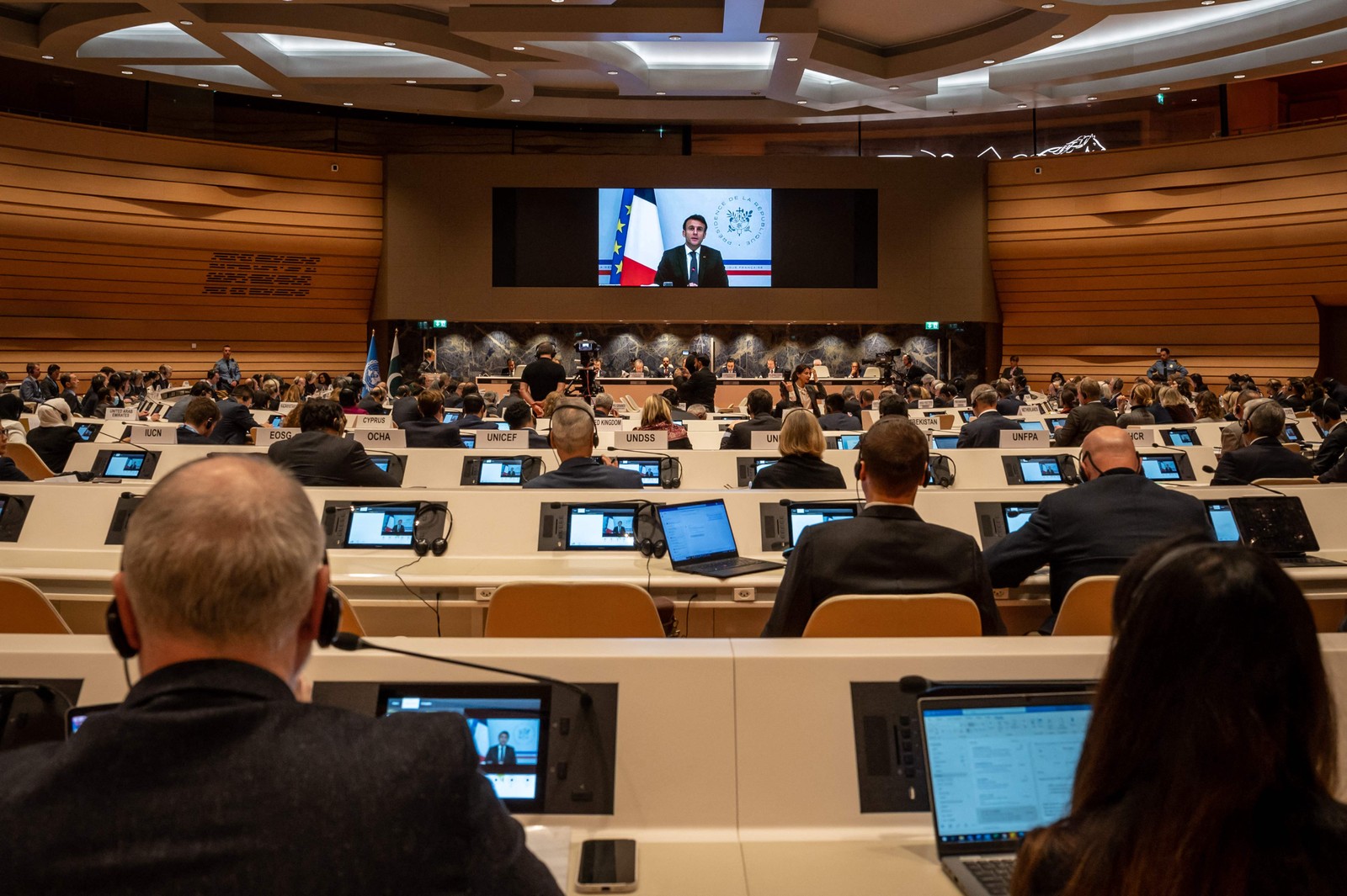 O presidente da França, Emmanuel Macron, discursa remotamente durante a conferência Resiliência às Mudanças Climáticas do Paquistão, em Genebra. — Foto: Fabrice COFFRINI / AFP