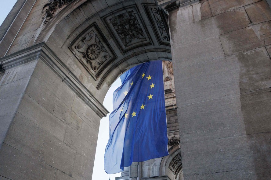 Bandeira da União Europeia fixada no Arco Cinquantenaire