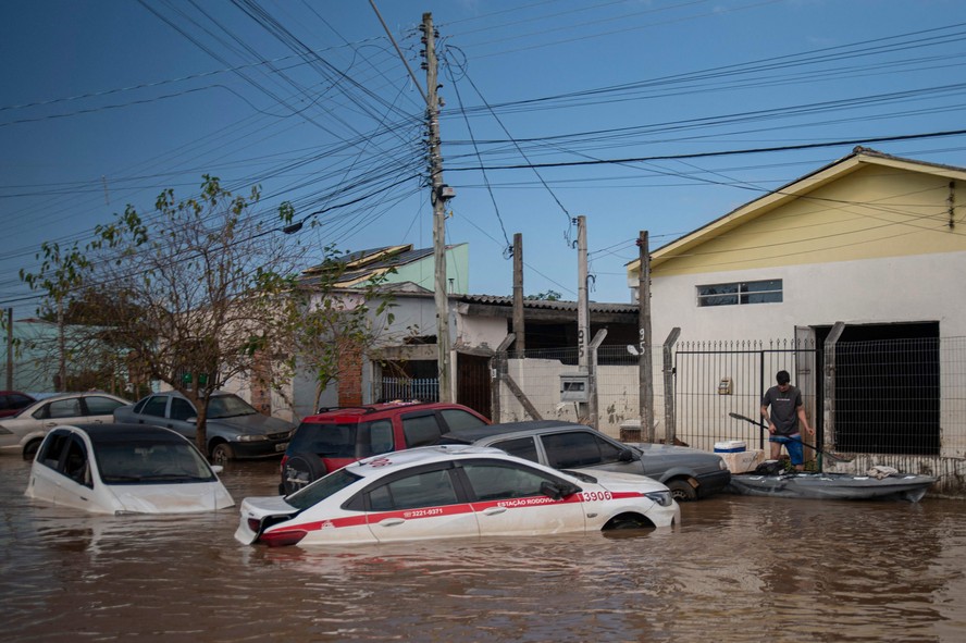 Carros submersos durante as enchentes no RS: indenizações pagas por seguros dobraram entre janeiro e maio