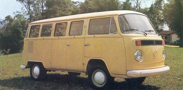 Em 1976 foi lançada a Kombi Clipper, com para-brisa inteiriço e nova frente. Foto divulgação