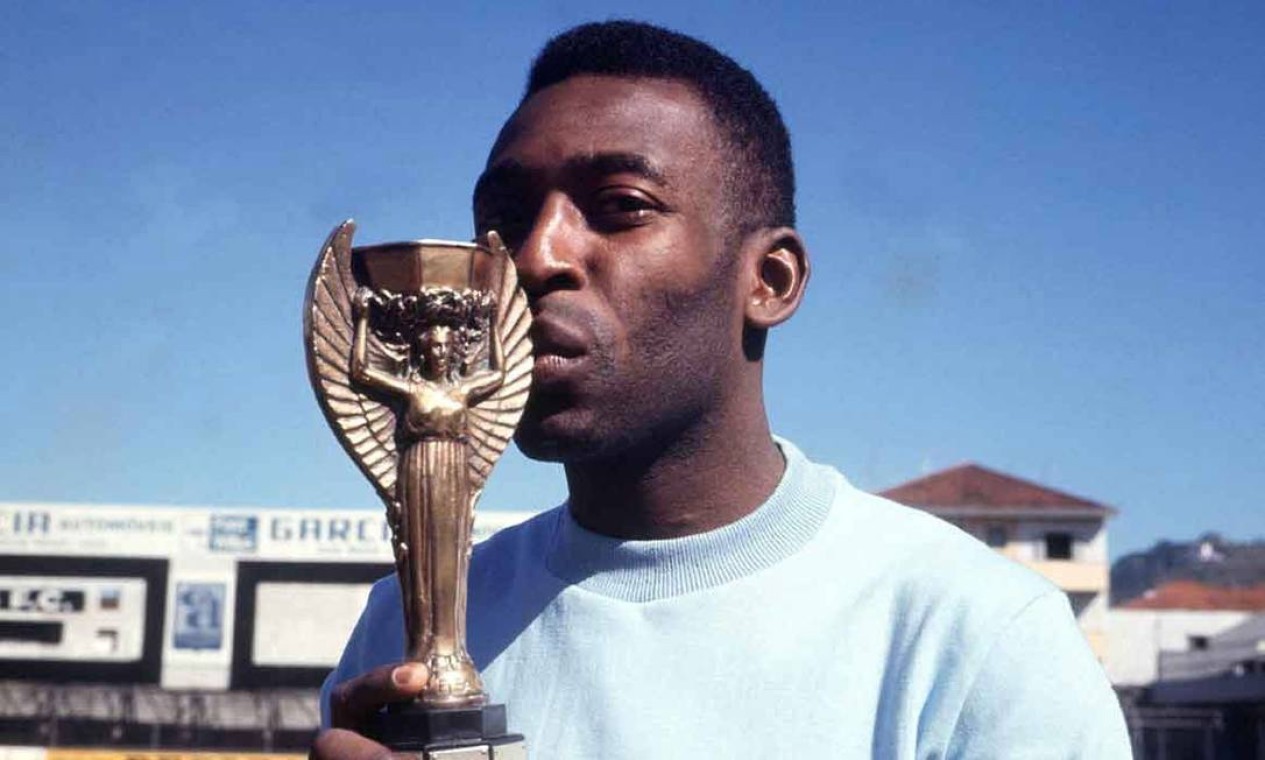 Pelé beija a taça Jules Rimet, no início da década de 70  — Foto: Divulgação