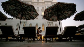 A modernização de ombrelones e espreguiçadeiras fez parte dos preparativos para o centenário — Foto: Custodio Coimbra / Agência O Globo