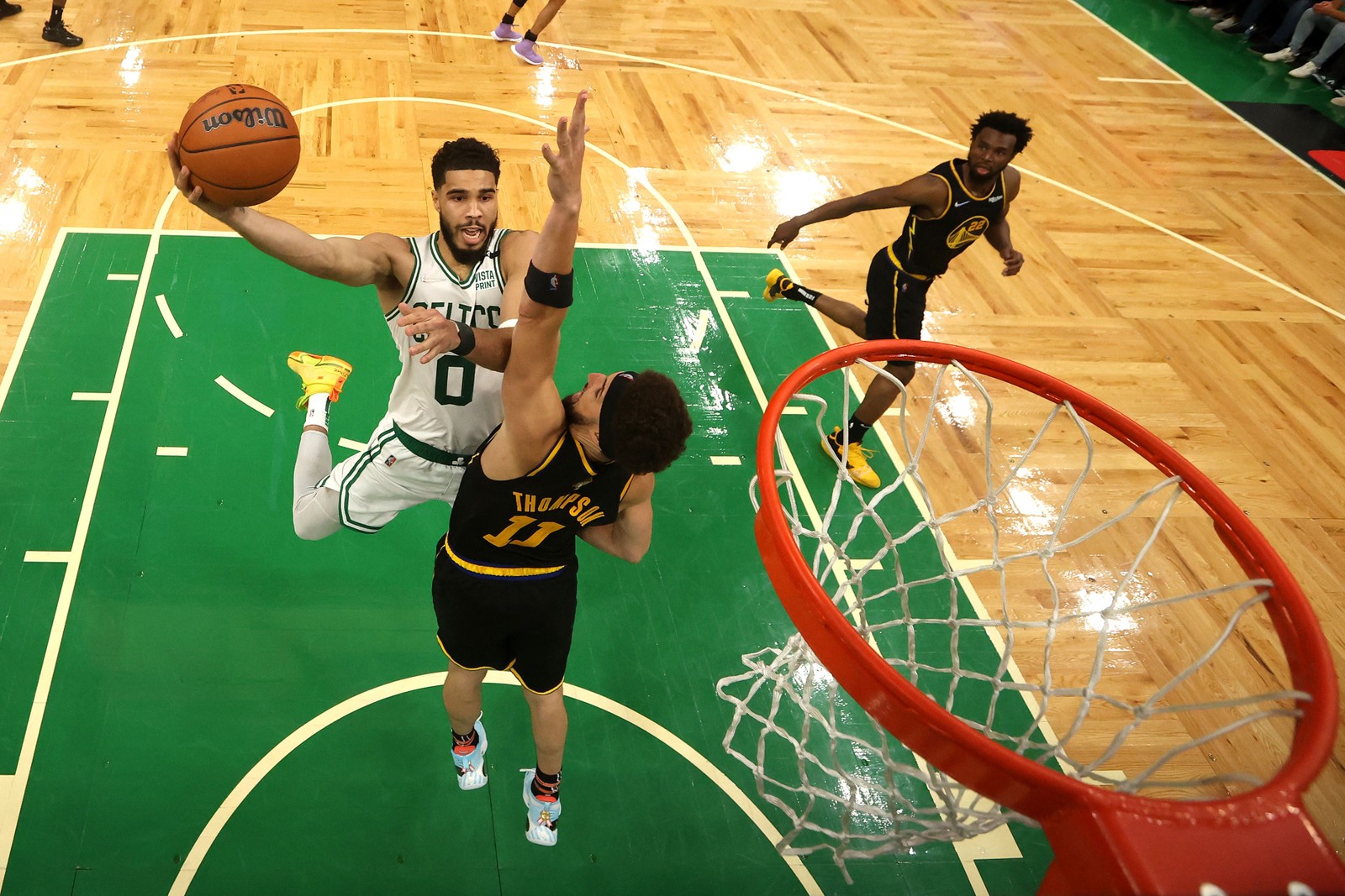 Jayson Tatum, do Boston Celtics, se dirige para a cesta contra Klay Thompson, do Golden State Warriors — Foto: EZRA SHAW / AFP