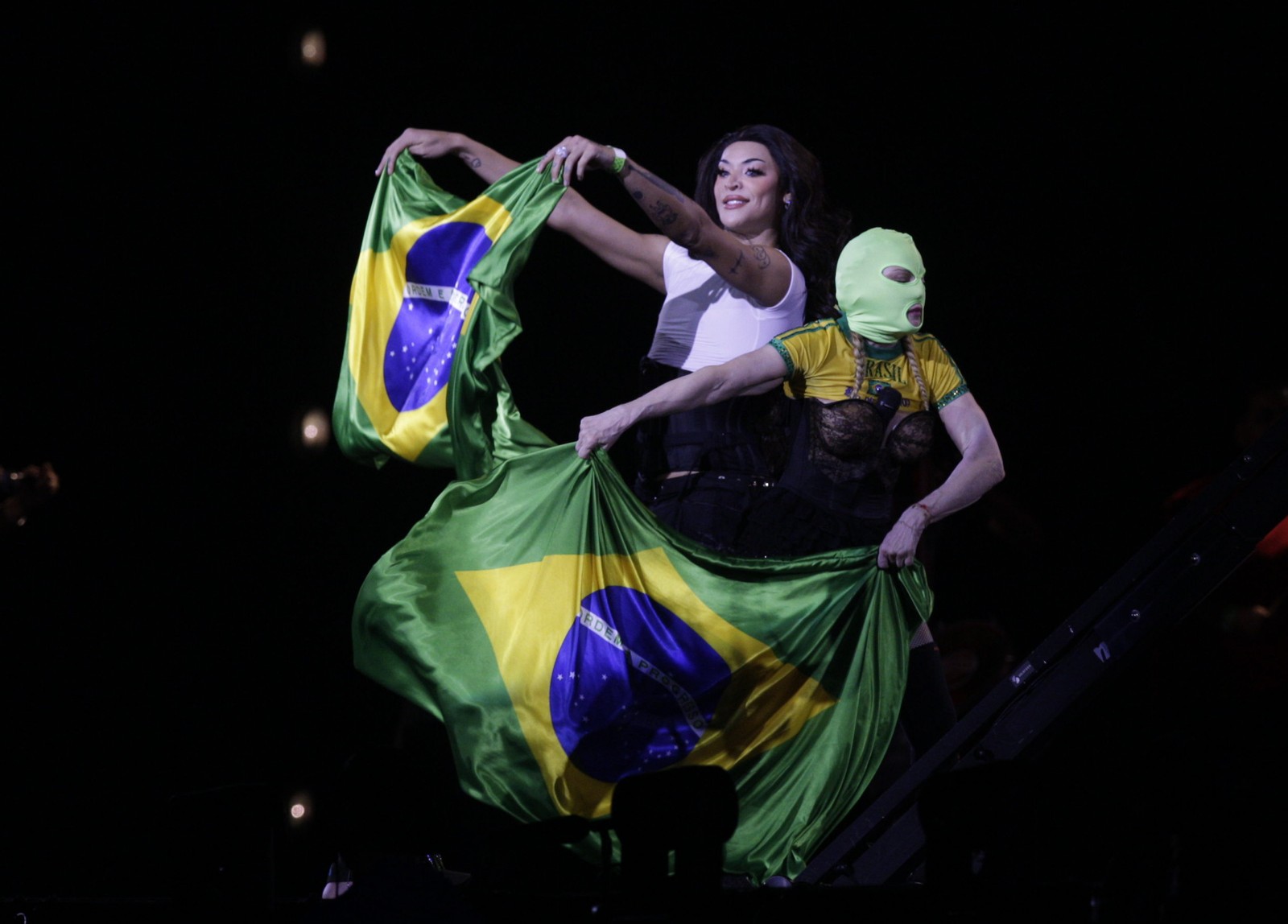 Ainda de máscara, cantora e Pablo Vittar no início do ensaio  — Foto: Alexandre Cassiano