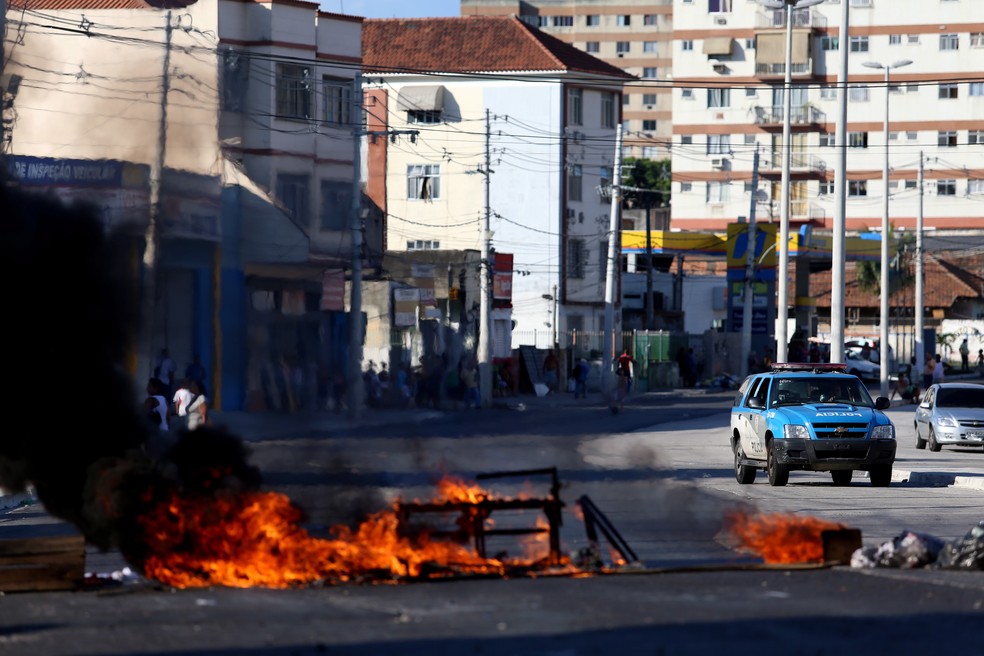 Protesto em Madureira em 2014, após morte de Claudia Silva Ferreira, arrastada por viatura da PM — Foto: Rafael Moraes / 17-03-2014