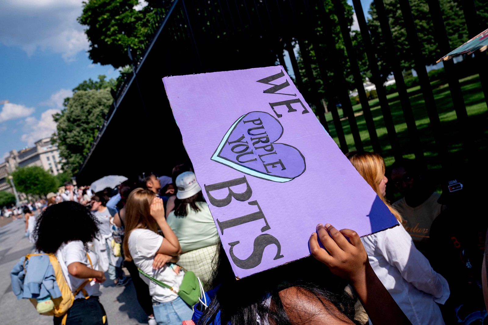 Armys, como são chamados os fãs do BTS, se reuniram em frente à Casa Branca enquanto grupo discursava — Foto: Stefani Reynolds / AFP