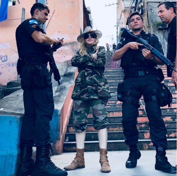 Madonna visitou o Morro da Providência, no Rio de Janeiro, em 2017. Cantora esteve no país para o casamento de seu empresário, Guy Oseary — Foto: reprodução