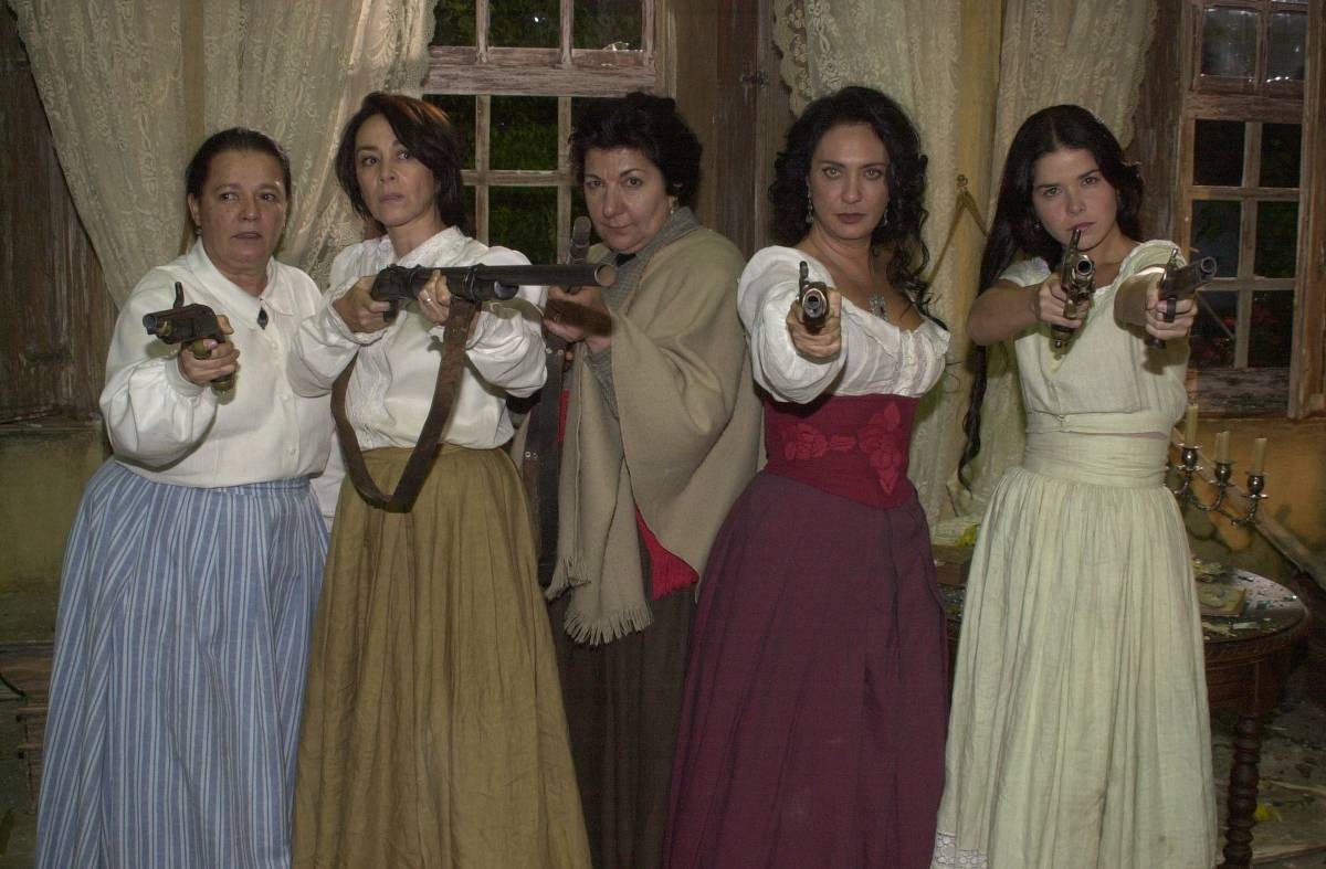 Jandira Martini (ao meio) em "A casa das sete mulheres" (2003) — Foto: Reprodução