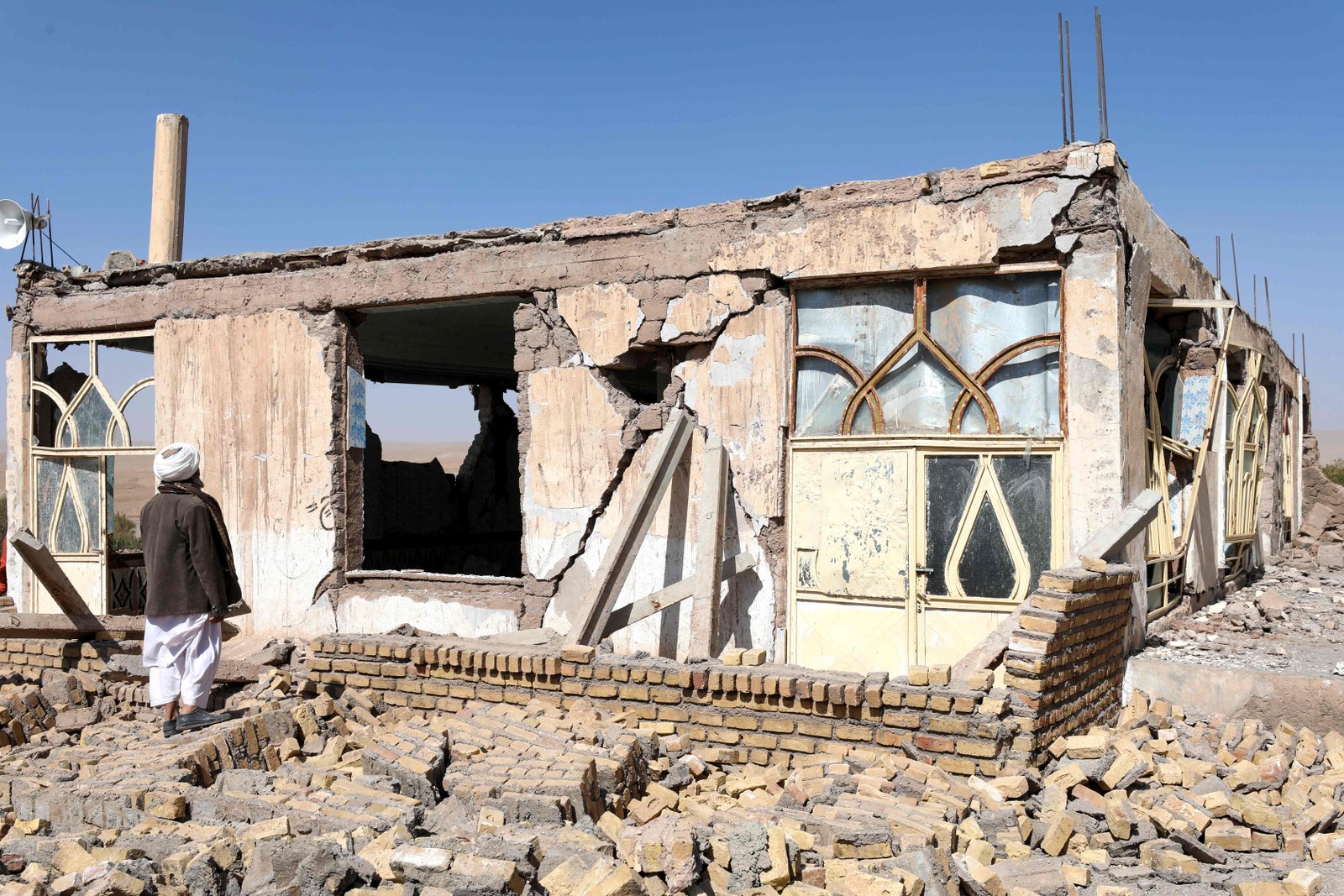 Casa danificada após os terremotos na vila de Sarbuland — Foto: Mohsen KARIMI / AFP