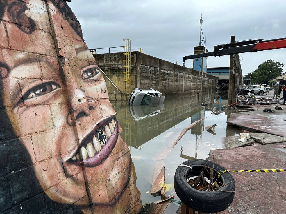 Carro foi parar na linha do metrô na Zona Norte do Rio — Foto: Márcia Foletto