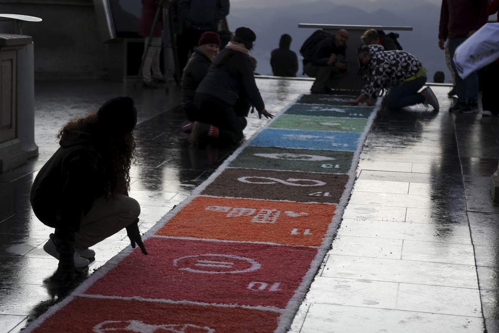 Os 17 Objetivos de Desenvolvimento Sustentável da ONU nos tapetes sustentáveis do Cristo Redentor — Foto: Fabiano Rocha / Agência O Globo