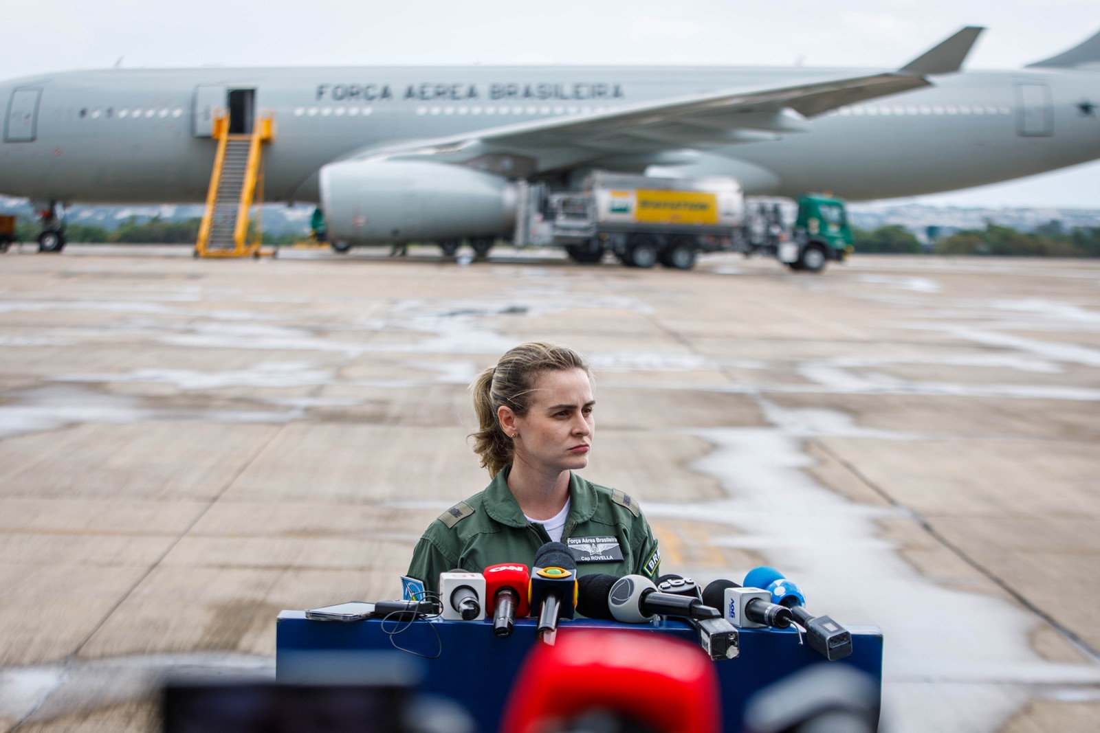 Capitã Bianca Rovalla, da Aeronáutica, fala à imprensa antes da decolagem da 2ª aeronave para Israel — Foto: Brenno Carvalho/Agência O Globo