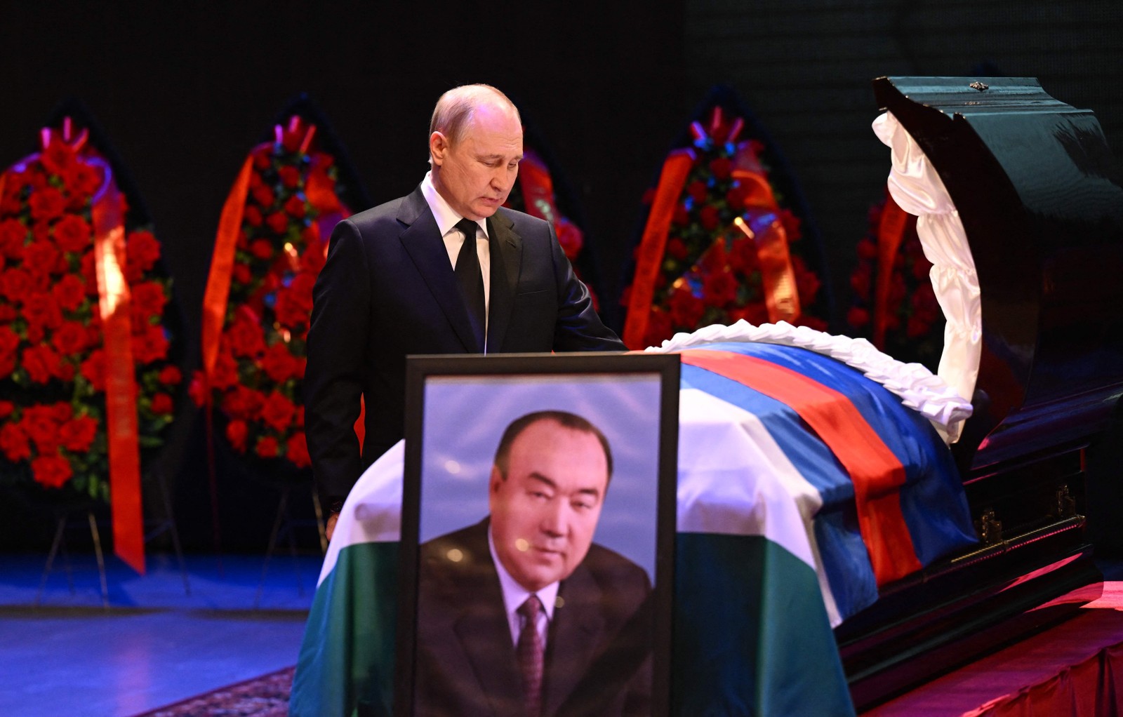 O presidente russo, Vladimir Putin, durante velório de Murtaza Rakhimov, o primeiro presidente da república russa do Bascortostão — Foto: Dmitry AZAROV / SPUTNIK / AFP