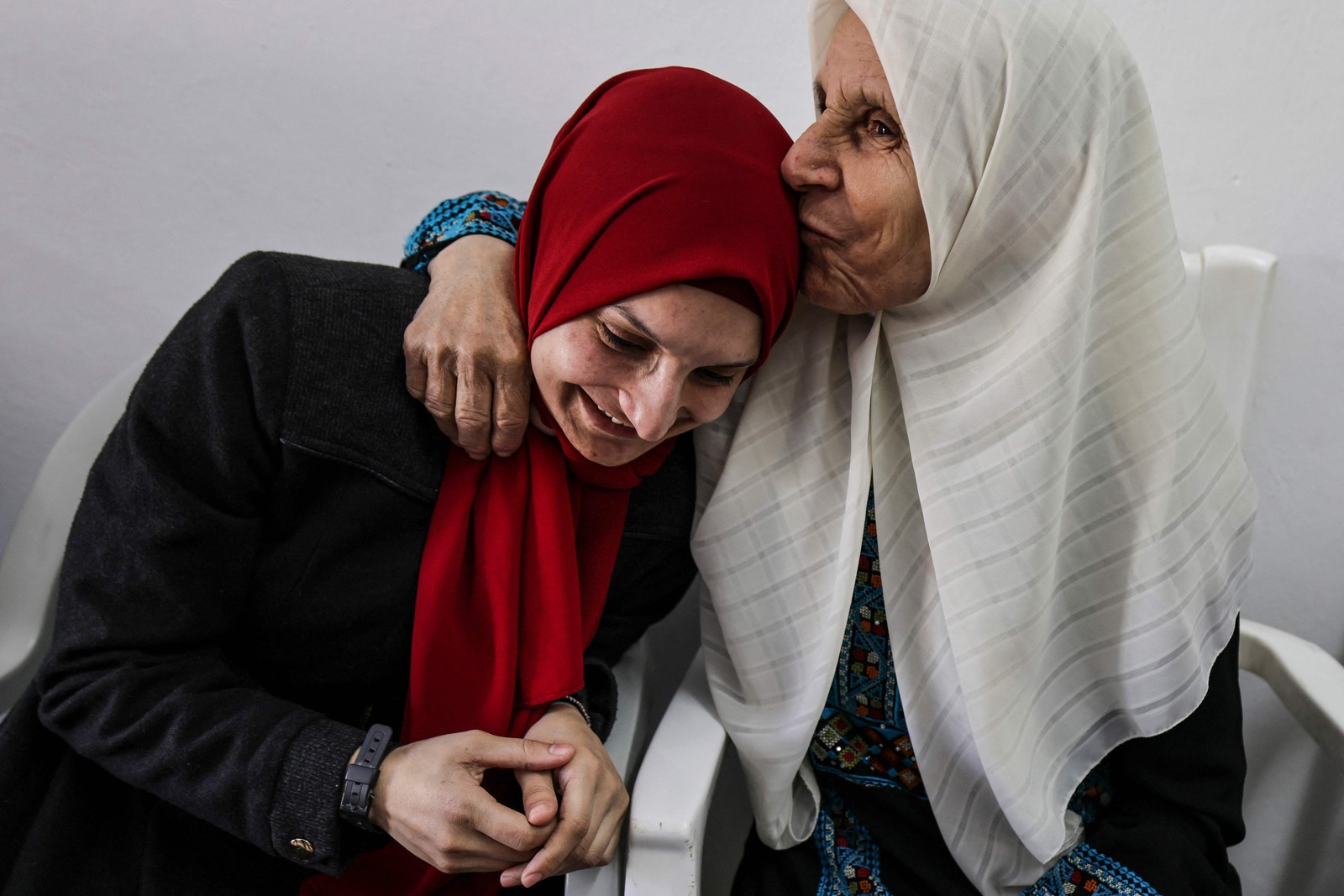 A palestina Maysoon al-Jabali foi uma das 39 prisioneiras liberadas pelo Exército de Israel — Foto: HAZEM BADER / AFP