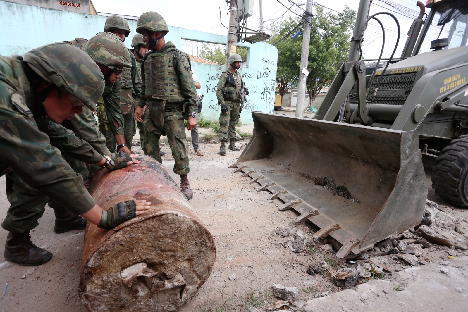 Militares retirando barricadas na Vila Kennedy — Foto: Fabiano Rocha / Agência O Globo